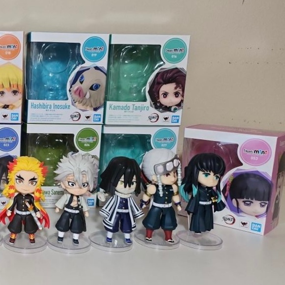 Demon slayer manga books, plushie and action figures - Picture 12 of 12